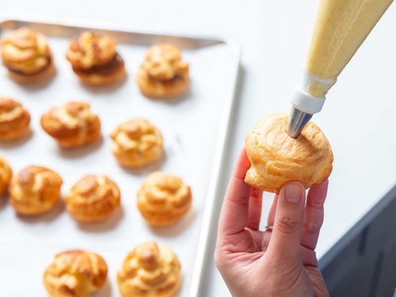 Cho nhân kem vào vỏ bánh