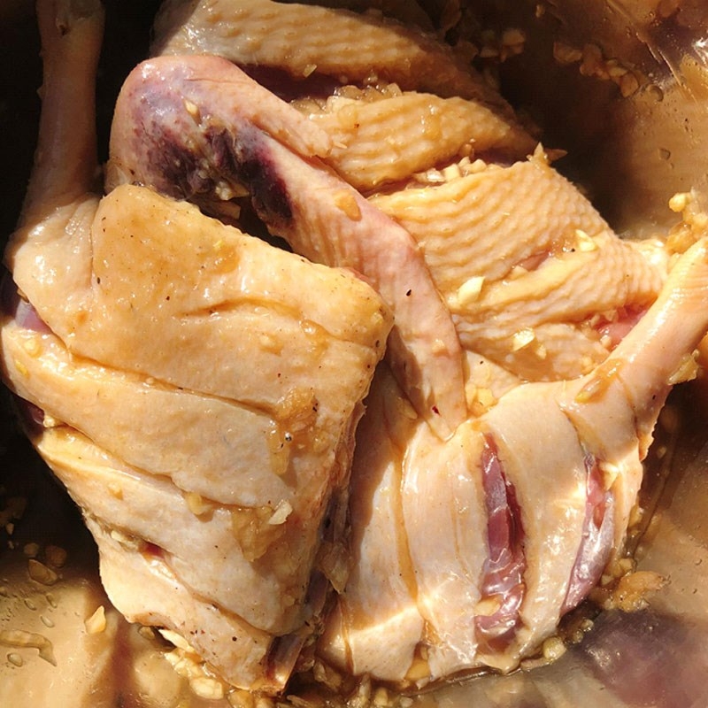 Tiến hành ướp gia vị vào thịt vịt