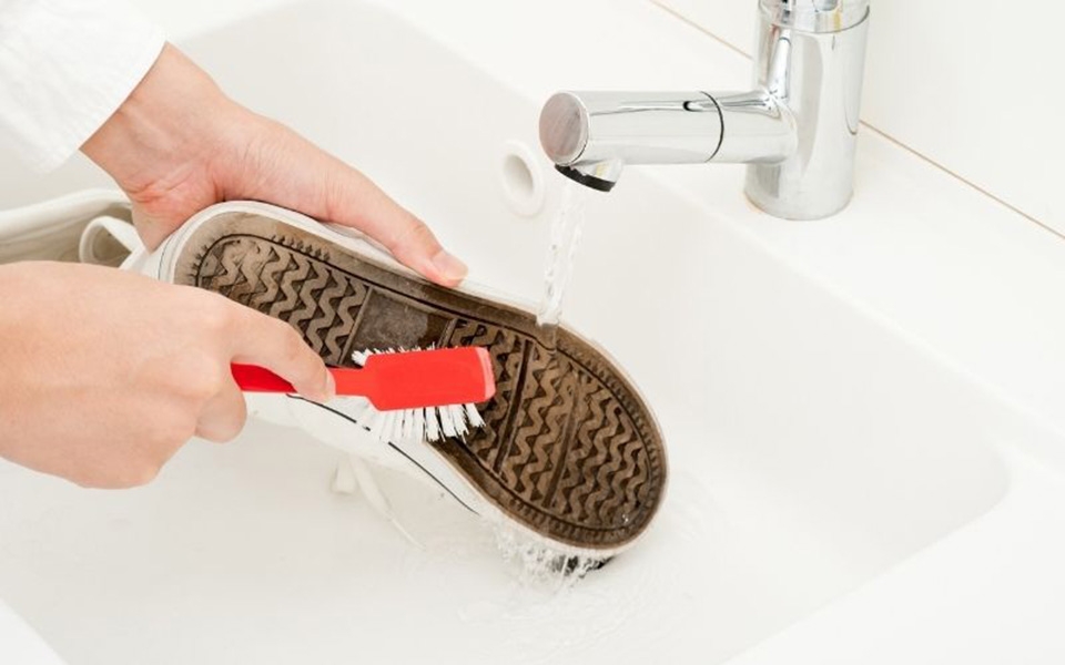 Làm thế nào để sấy giày bằng máy sấy quần áo