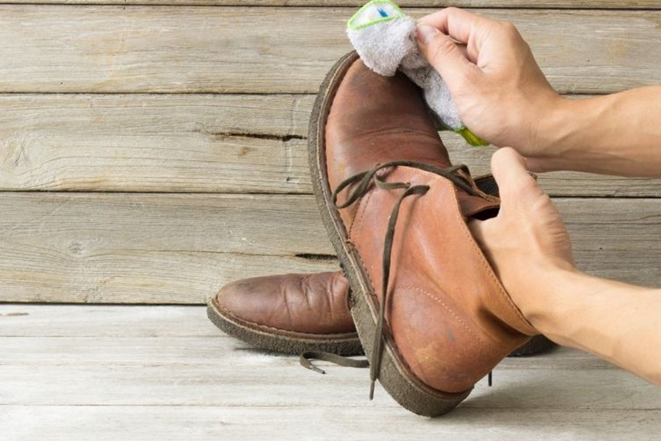 Tránh cho một số loại giày vào máy sấy