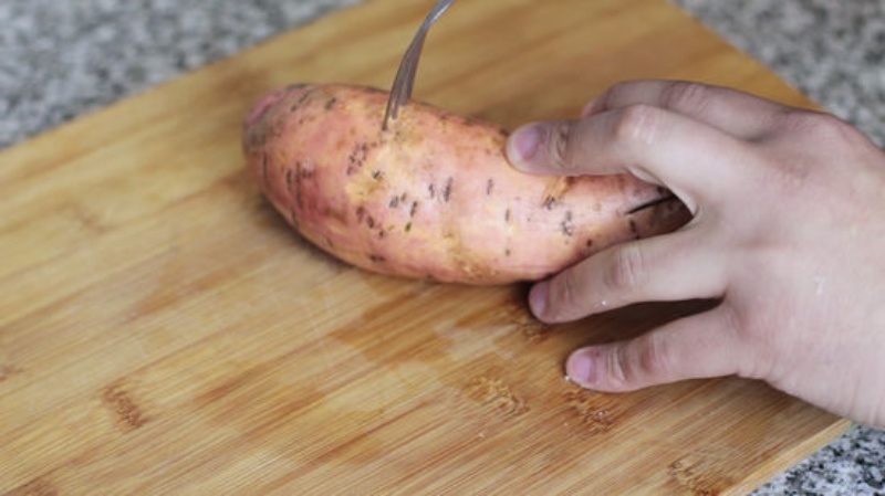 luộc khoai lang bằng lò vi sóng hình 1