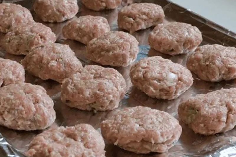 Đem vo thịt thành từng viên