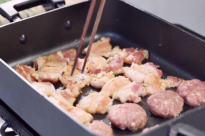 Cách làm bún chả bằng chảo chống dính bước 3