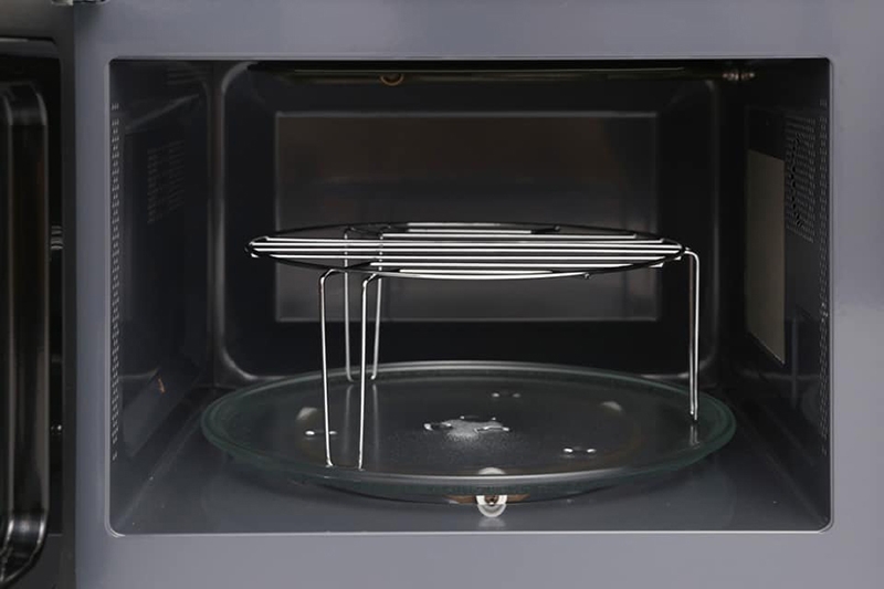 Không cho dụng cụ bằng inox, nhựa, kim loại vào lò vi sóng