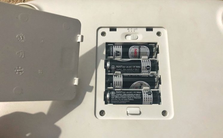 Cách thay pin cân điện tử bước 1