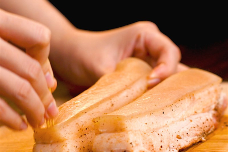 Cách làm heo quay bằng chảo chống dính bước 2