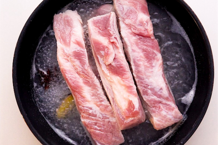 Cách làm heo quay bằng chảo chống dính bước 3