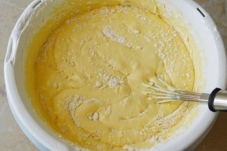 Tiến hành trộn bột bánh