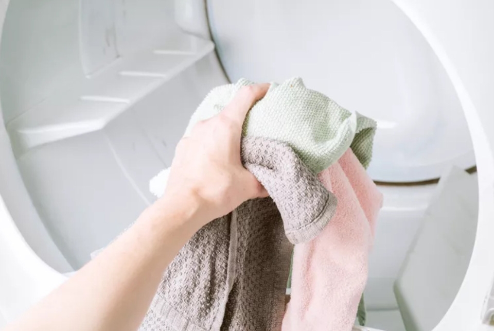 Tần suất vệ sinh máy sấy quần áo phụ thuộc vào tần suất sử dụng và lượng quần áo được sấy trong máy