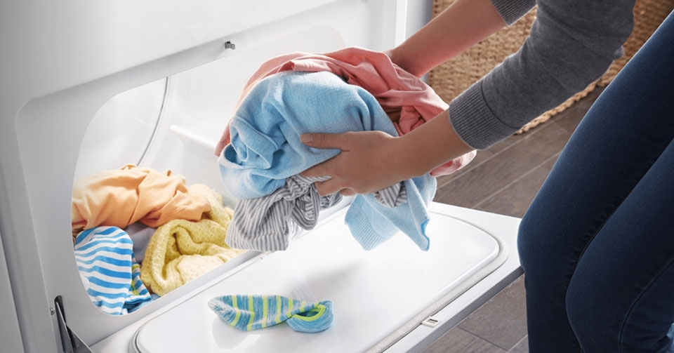 Đợi máy sấy quần áo hoạt động
