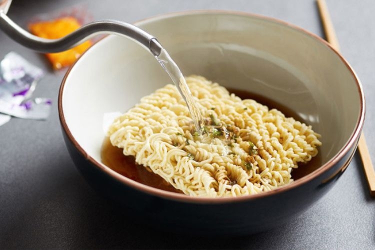 Cách nấu mì bằng lò vi sóng bước 2