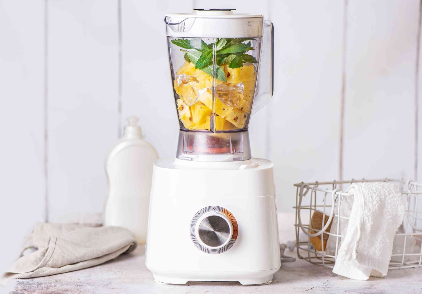 Có nên dùng nước nóng để vệ sinh cối máy xay sinh tố?