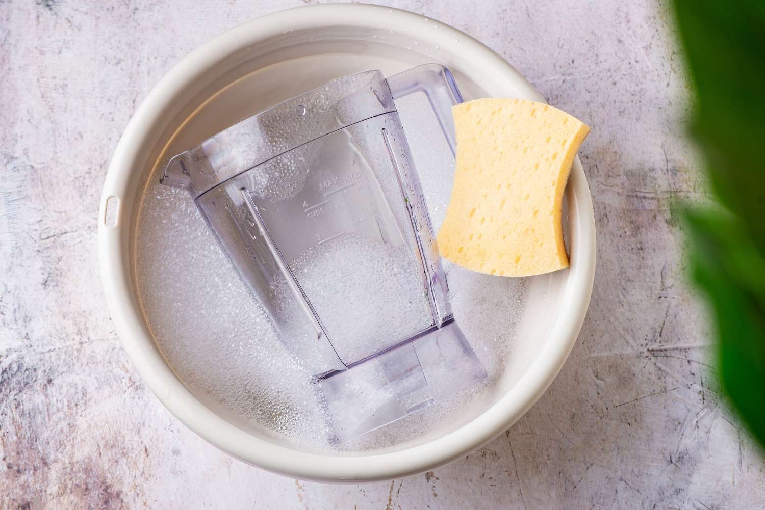 Có nên dùng nước nóng để vệ sinh cối máy xay sinh tố?