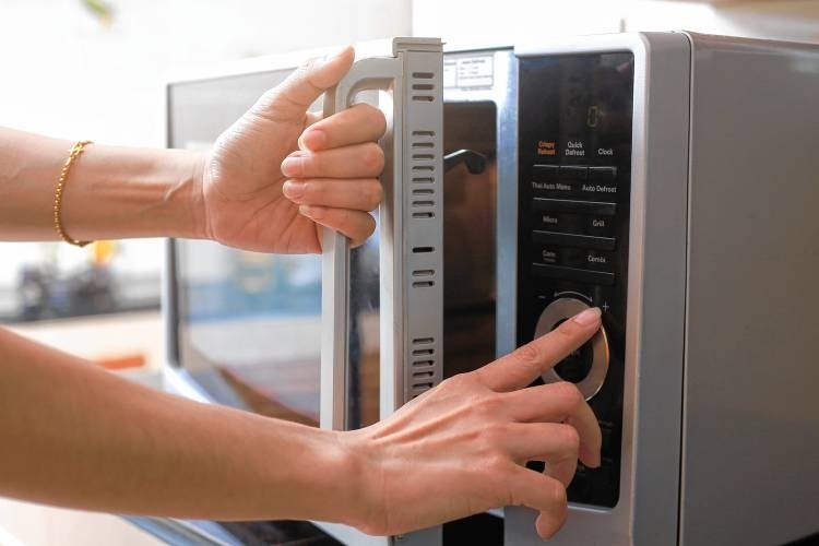 Cách khắc phục lò vi sóng không nóng bước 5
