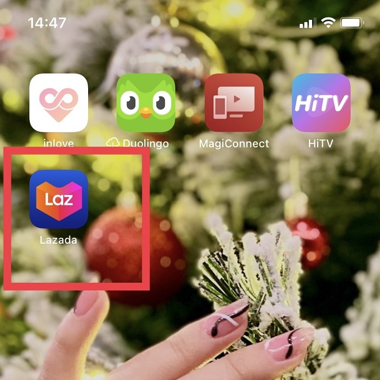 Mở ứng dụng Lazada để đăng nhập vào tài khoản