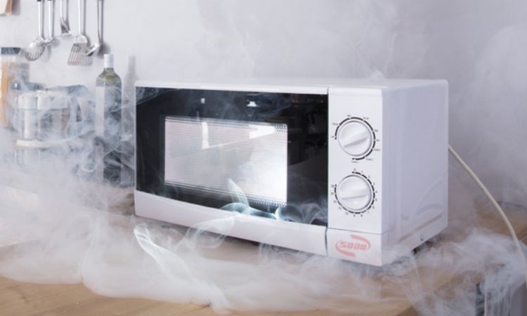 Tác hại của việc hâm sữa bằng lò vi sóng: Dễ gây ra cháy nổ