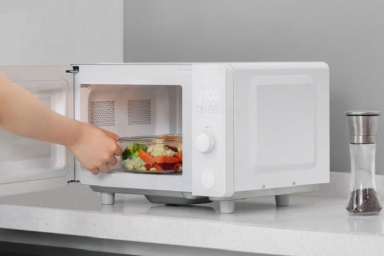 Sử dụng lò vi sóng luộc rau rất tiện lợi, nhanh chóng