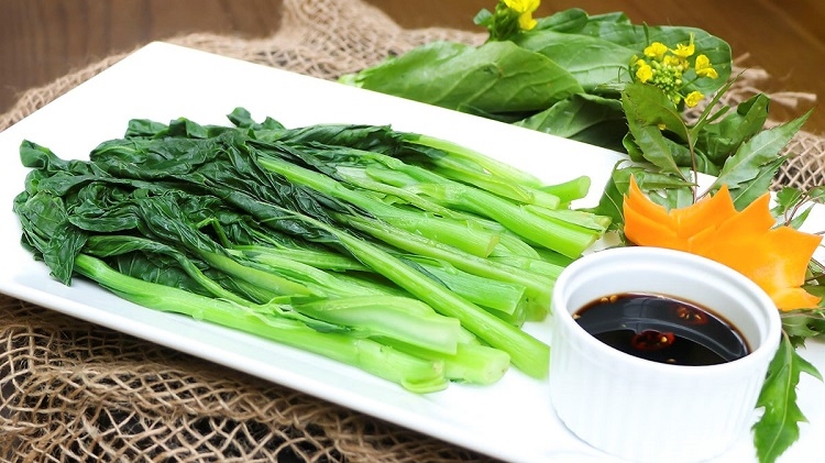 Sau 2 - 3 phút, bạn đã có món rau xanh thơm ngon