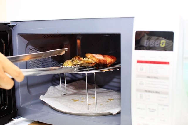 Nướng cá lóc bằng lò vi sóng trong 10 phút