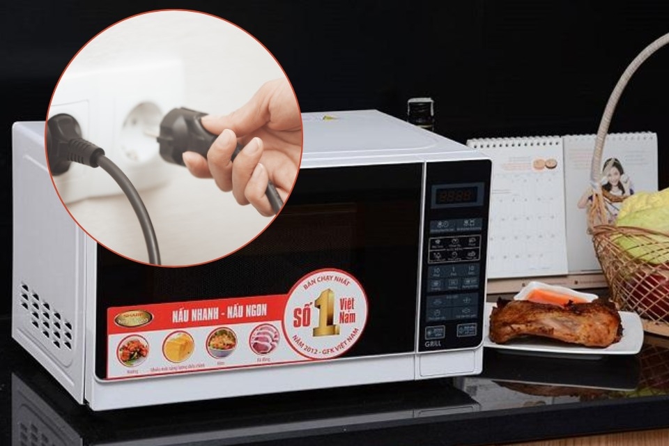 Lò vi sóng có nên cắm điện liên tục không?