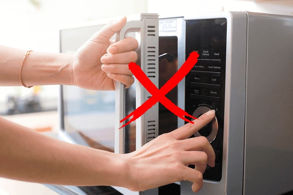 Không mở cửa lò vi sóng khi đang hoạt động