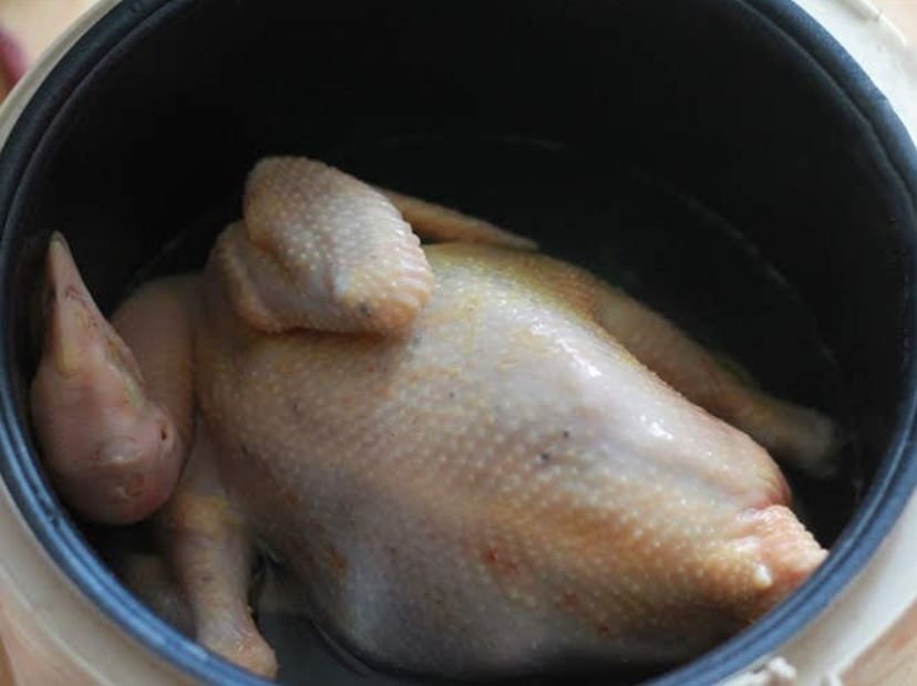 Cách luộc gà bằng nồi áp suất bước 2