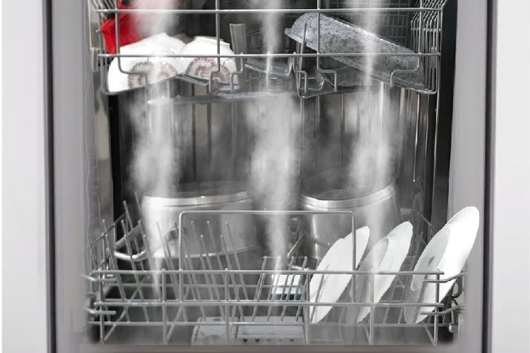 Máy rửa bát làm sạch hầu hết bát đĩa và dụng cụ nấu nướng