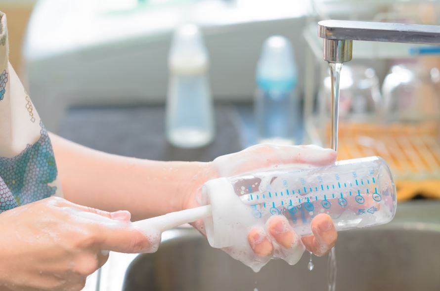 Chuản bị dụng cụ để tiệt trùng bình sữa trong lò vi sóng