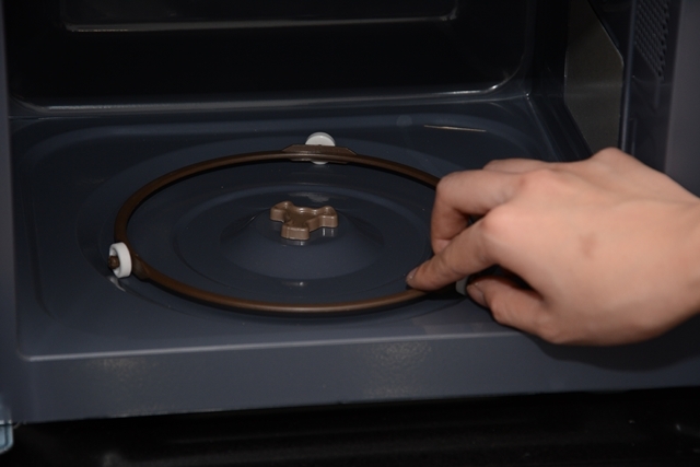 Lò vi sóng không quay đĩa: Con lăn đĩa quay bám nhiều cặn bẩn