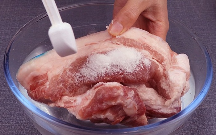 Rã đông nhanh không cần lò vi sóng bằng muối và giấm trắng