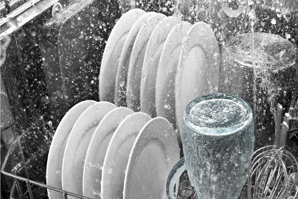 Tác hại của máy rửa bát: Nguy cơ hình thành vi khuẩn và nấm mốc
