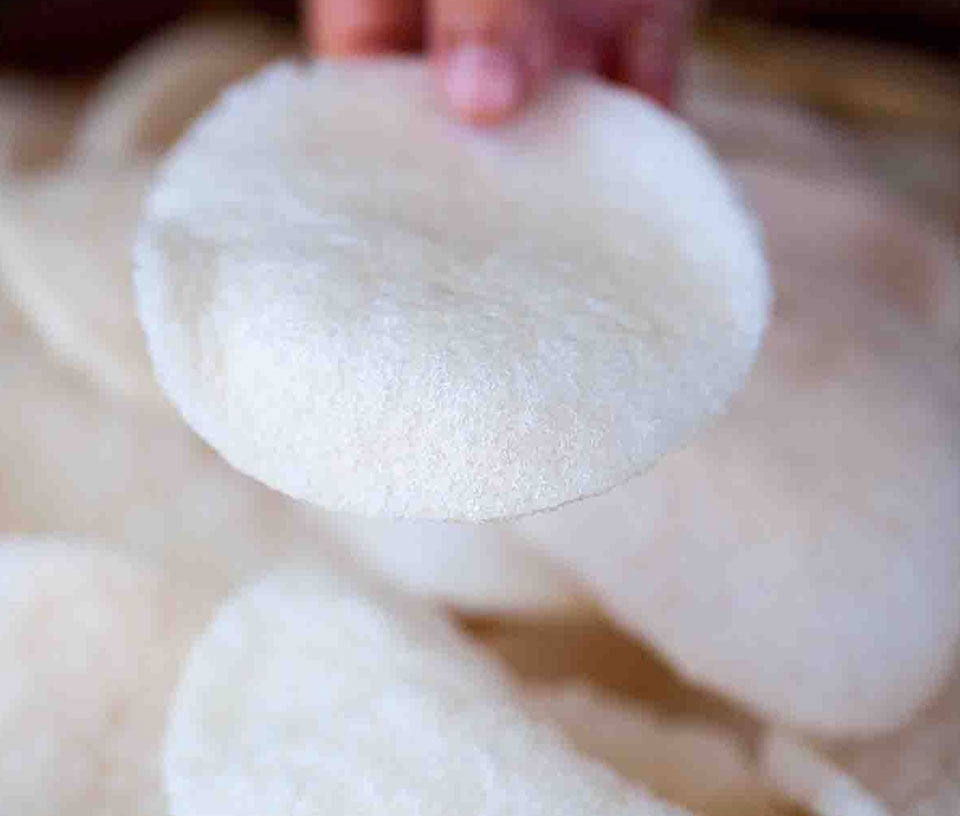 Bước 3: Chiên bánh phồng tôm trong lò vi sóng