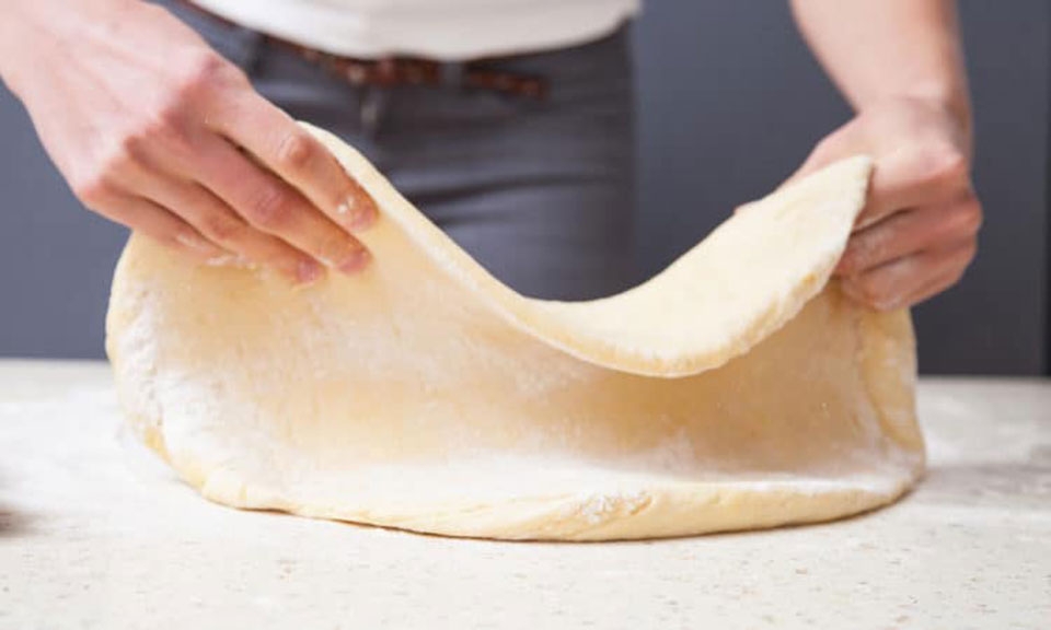 Bước 3: Chuẩn bị đĩa và lò vi sóng để nướng bánh Pizza