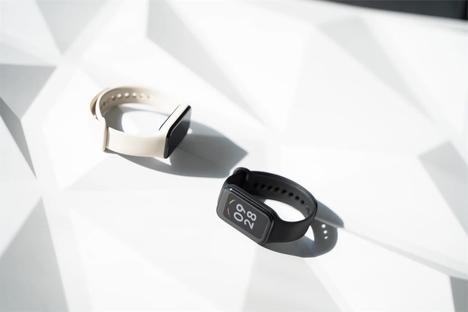Đồng hồ Xiaomi Redmi Smartband 2 có thiết kế màn hình rộng, đa dạng theme và nhiều tiện ích