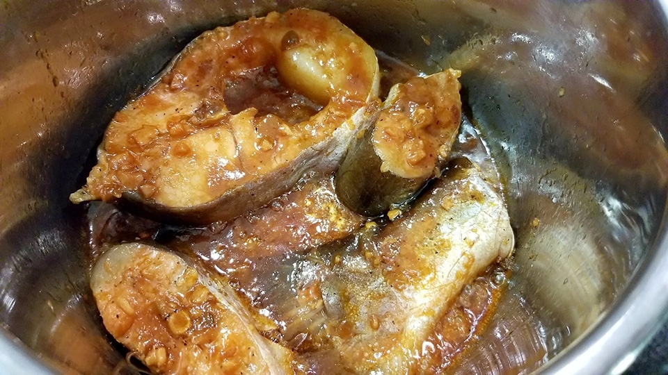 Bước 2: Sơ chế cá và gia vị