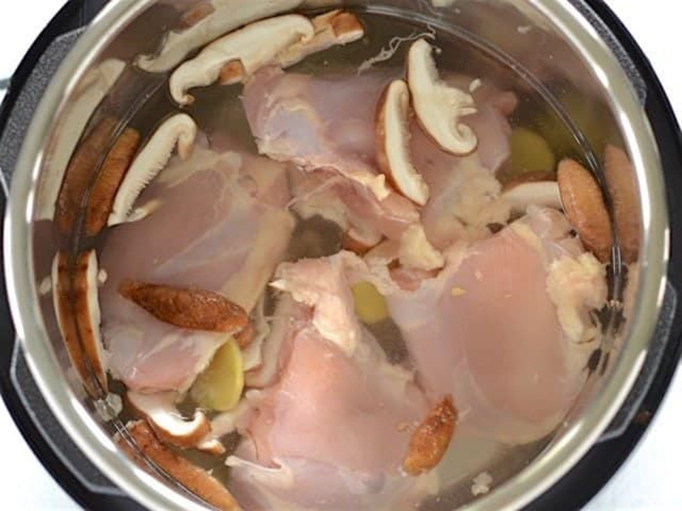 Bước 2: Thêm nguyên liệu vào nồi