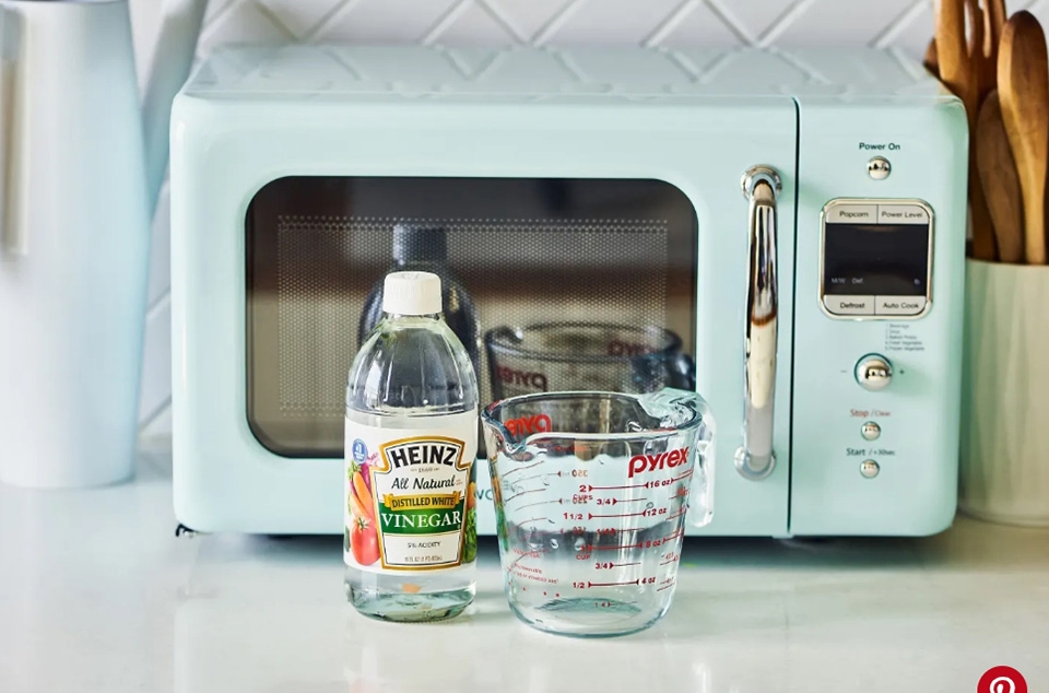Cách vệ sinh lò vi sóng mới mua bước 4