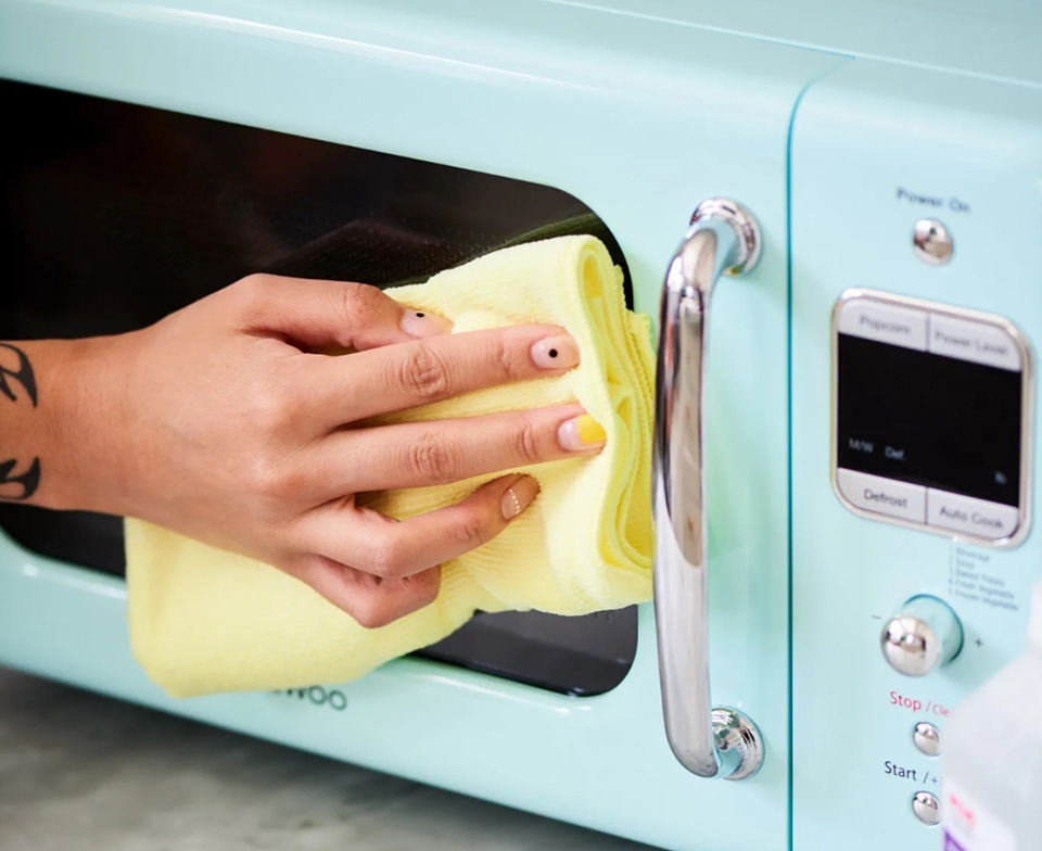 Cách vệ sinh lò vi sóng mới mua bước 1