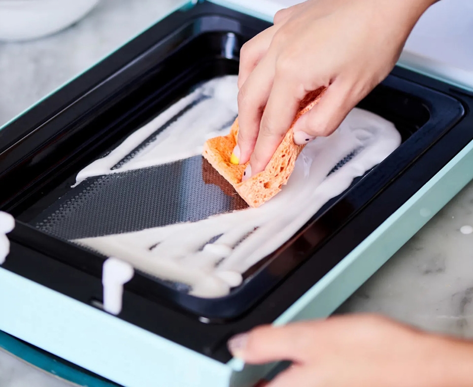 Cách vệ sinh lò vi sóng mới mua bước 3