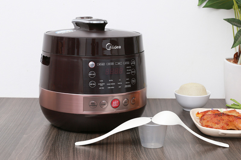 Kiểm tra nồi áp suất trước khi nấu