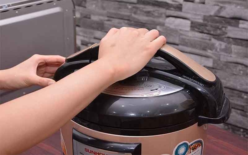 Bị thoát hơi nước nhanh do nắp nồi áp suất điện bị rò rỉ