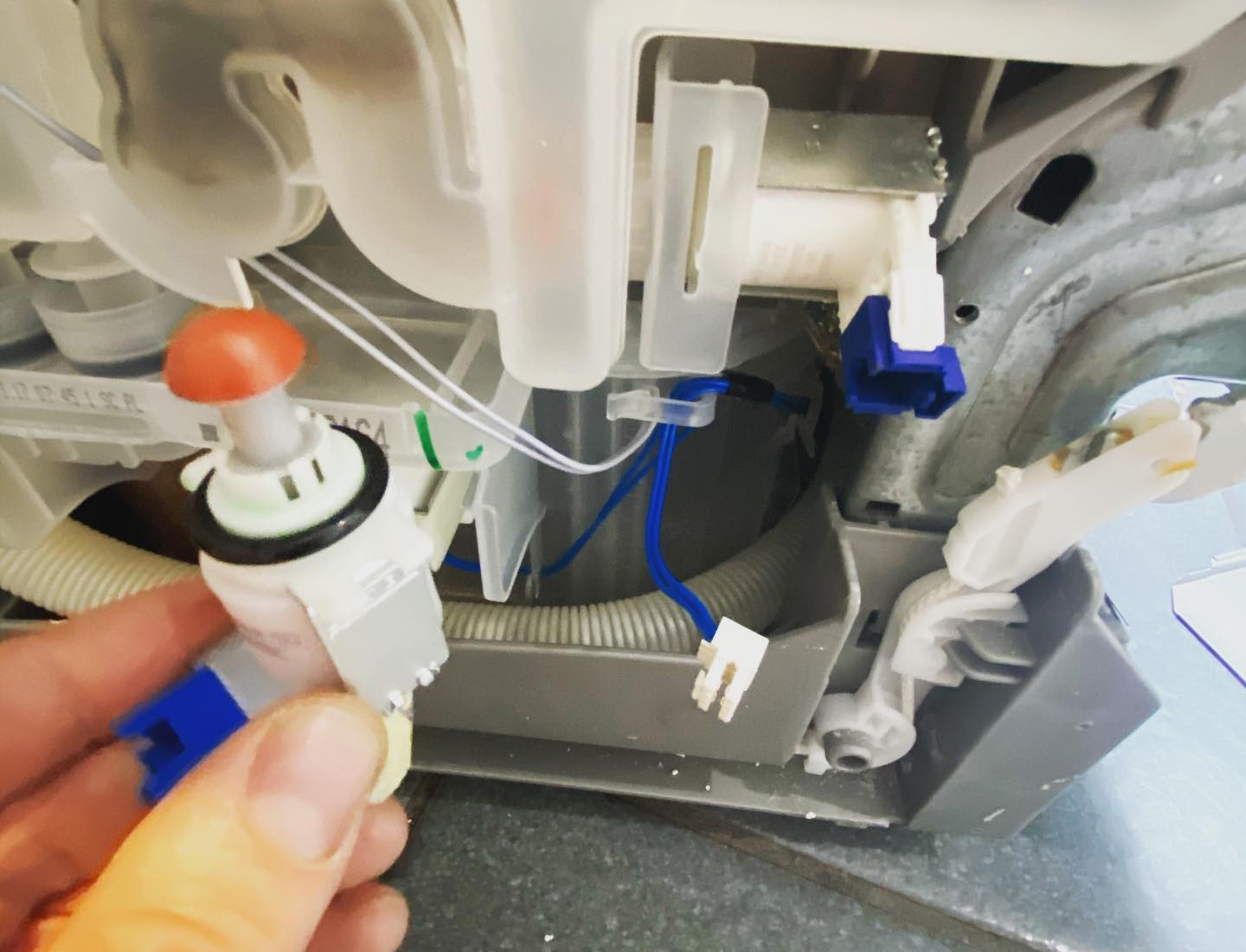 Cách khắc phục lỗi E19 trên máy rửa bát: Thay mới van tuần hoàn