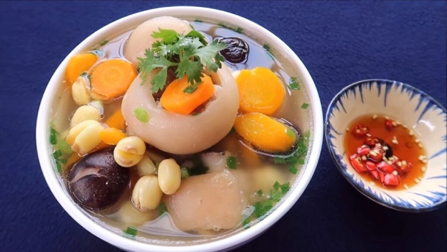 các món hầm bằng nồi áp suất bao gồm giò heo hầm