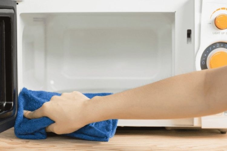 Cách hạn chế lò vi sóng bị mốc