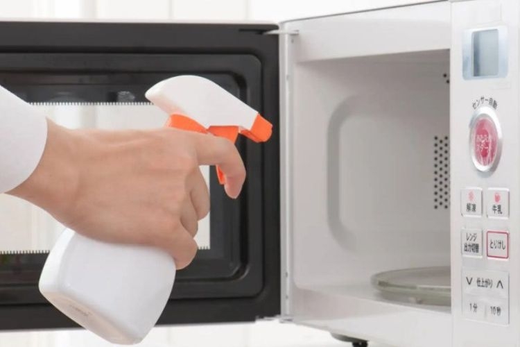 Cách vệ sinh lò vi sóng bị mốc