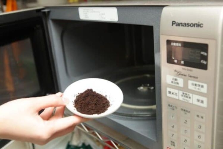 Khử mùi lò vi sóng bị khét bằng bã cà phê