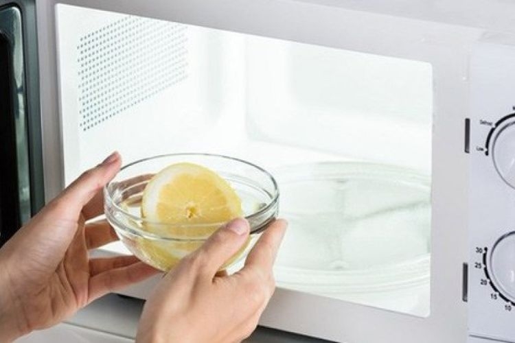 Cách khử mùi lò vi sóng bị khét bằng nước chanh