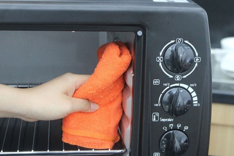 Khử mùi lò vi sóng bị khét bằng bã cà phê