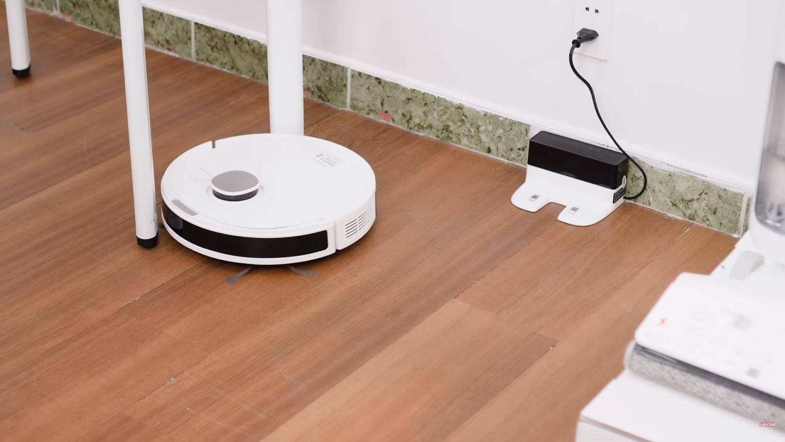 Review robot hút bụi Ecovacs Deebot N10