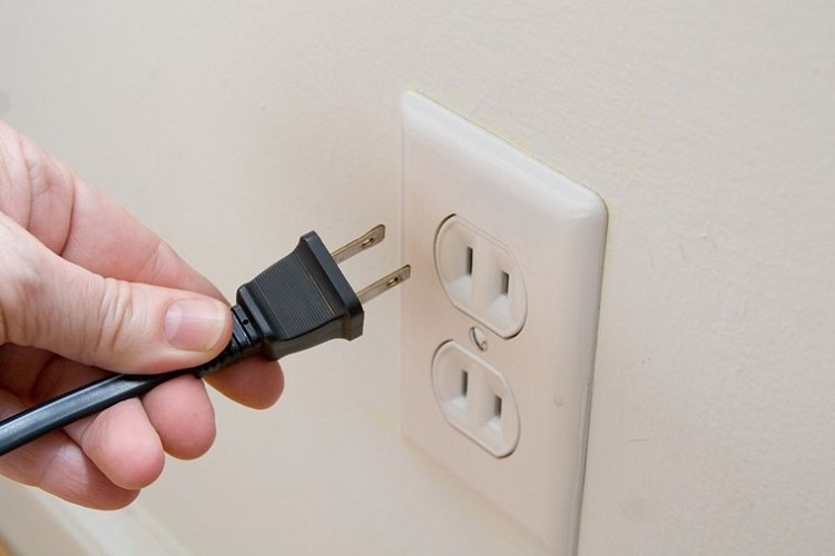 Rút điện trước khi thay lõi lọc để đảm bảo an toàn